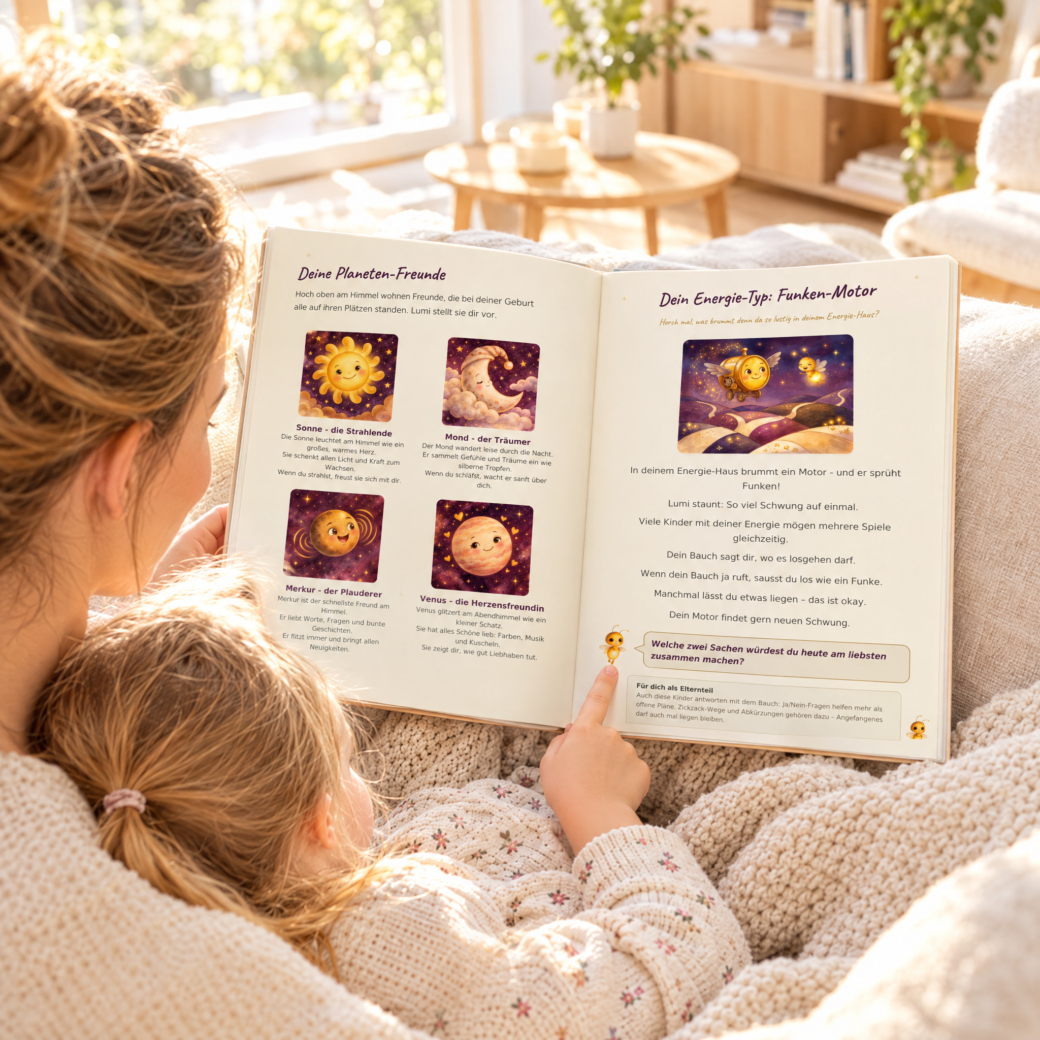 Mutter liest ihrer Tochter das Sternenbuch vor: aufgeschlagene Seiten mit den Planeten-Freunden und dem Glühwürmchen Lumi